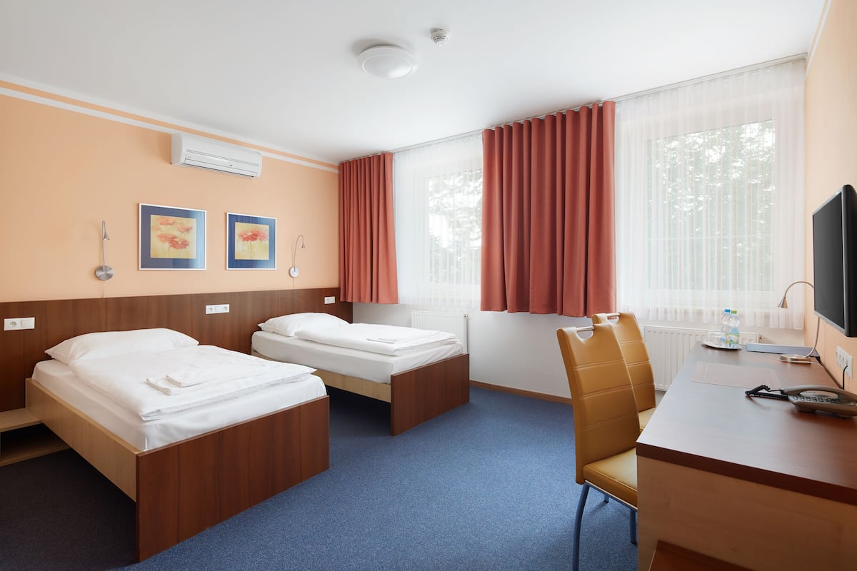 Ropa de cama de alta calidad, colchones con pillow-top y escritorio