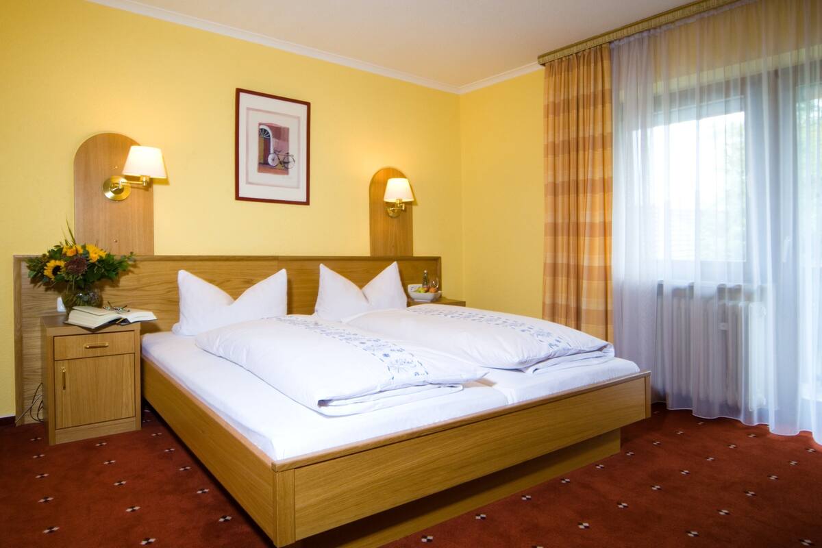 Minibar, coffres-forts dans les chambres, bureau, draps fournis