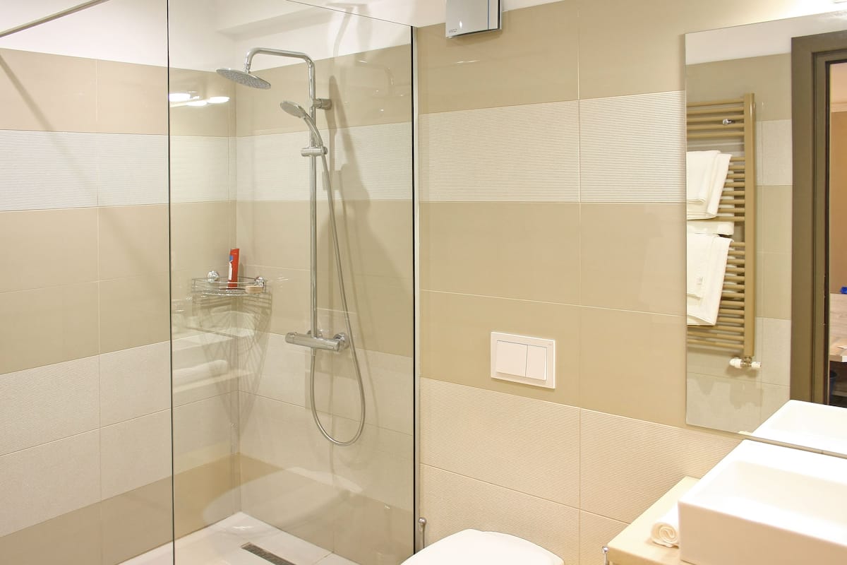 suite, balcony | bathroom | shower, free toiletries, towels