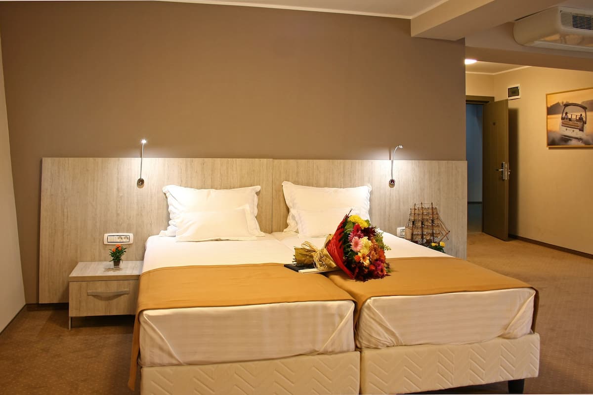 Suite, balcone | Minibar, una cassaforte in camera, una scrivania, insonorizzazione