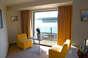 Habitación Deluxe doble, balcón, vistas al río | Sala de estar | Una televisión de pantalla plana