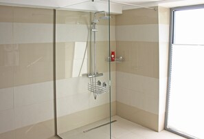 Deluxe Double Room, Balcony, River View | Bathroom | Shower, free toiletries, towels - Vila Nemo (Braila)