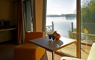 Suite, balcón | Zona de estar | Una televisión de pantalla plana