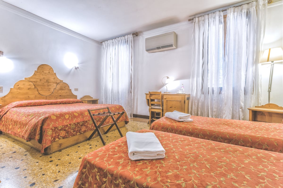 Premium bedding, in-room safe, individually decorated