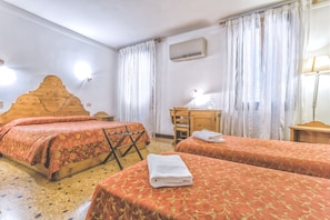 Ropa de cama de alta calidad y caja de seguridad en la habitación