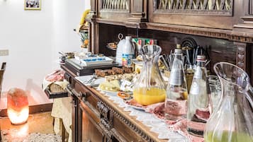 Daily continental breakfast (EUR 16 per person)