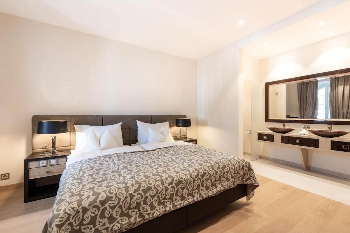 Quarto casal superior | Roupas de cama premium, cofres nos quartos, escrivaninha