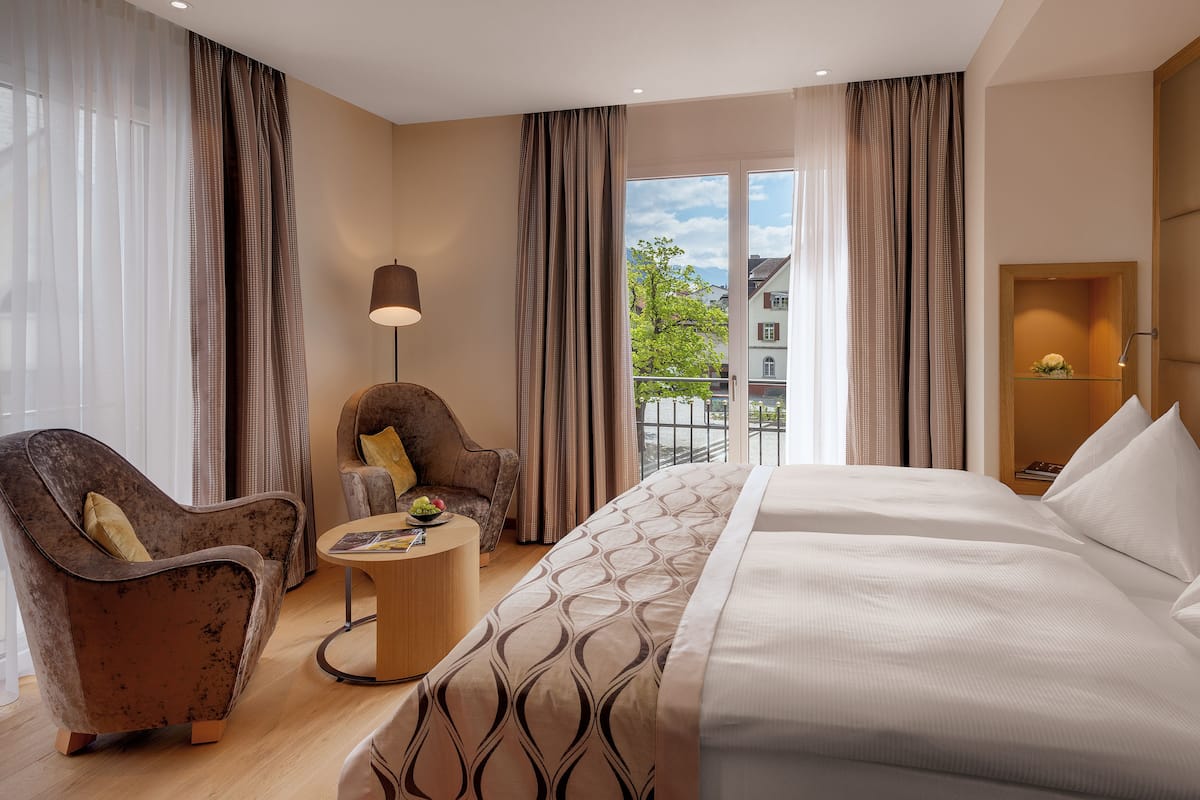 Quarto casal luxo | Roupas de cama premium, cofres nos quartos, escrivaninha