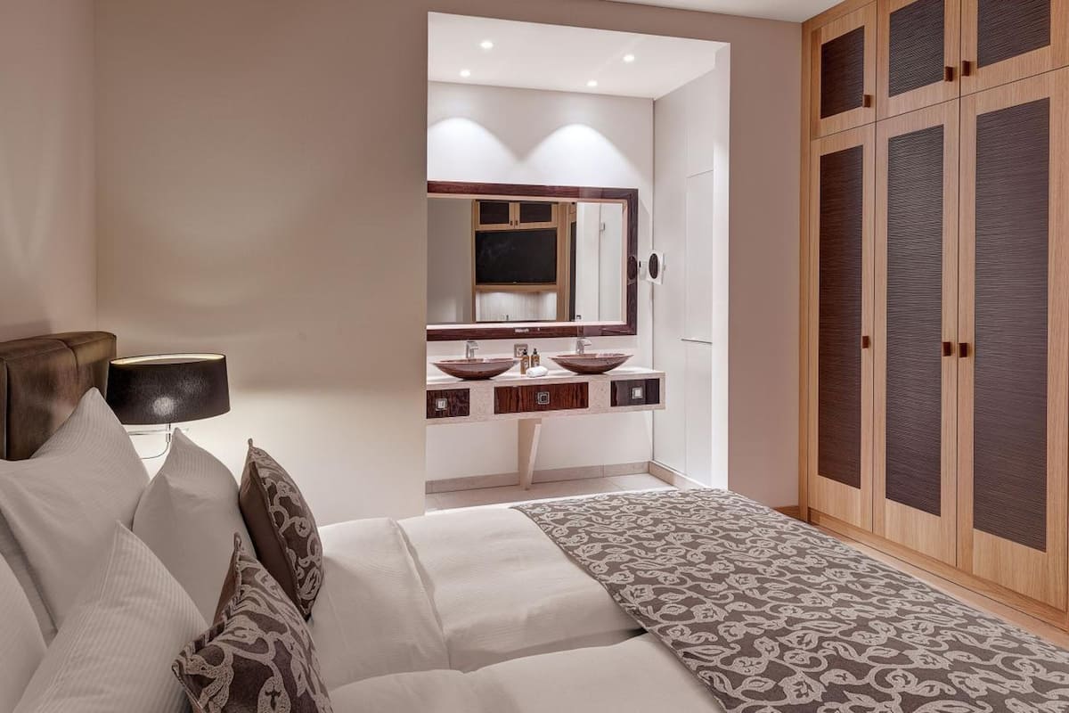 premium bedding, in-room safe, desk, soundproofing