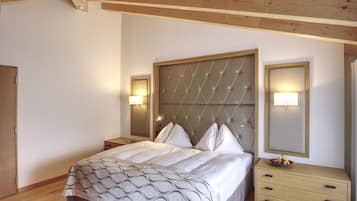 Exclusive Penthouse | Premium bedding, in-room safe, desk, soundproofing