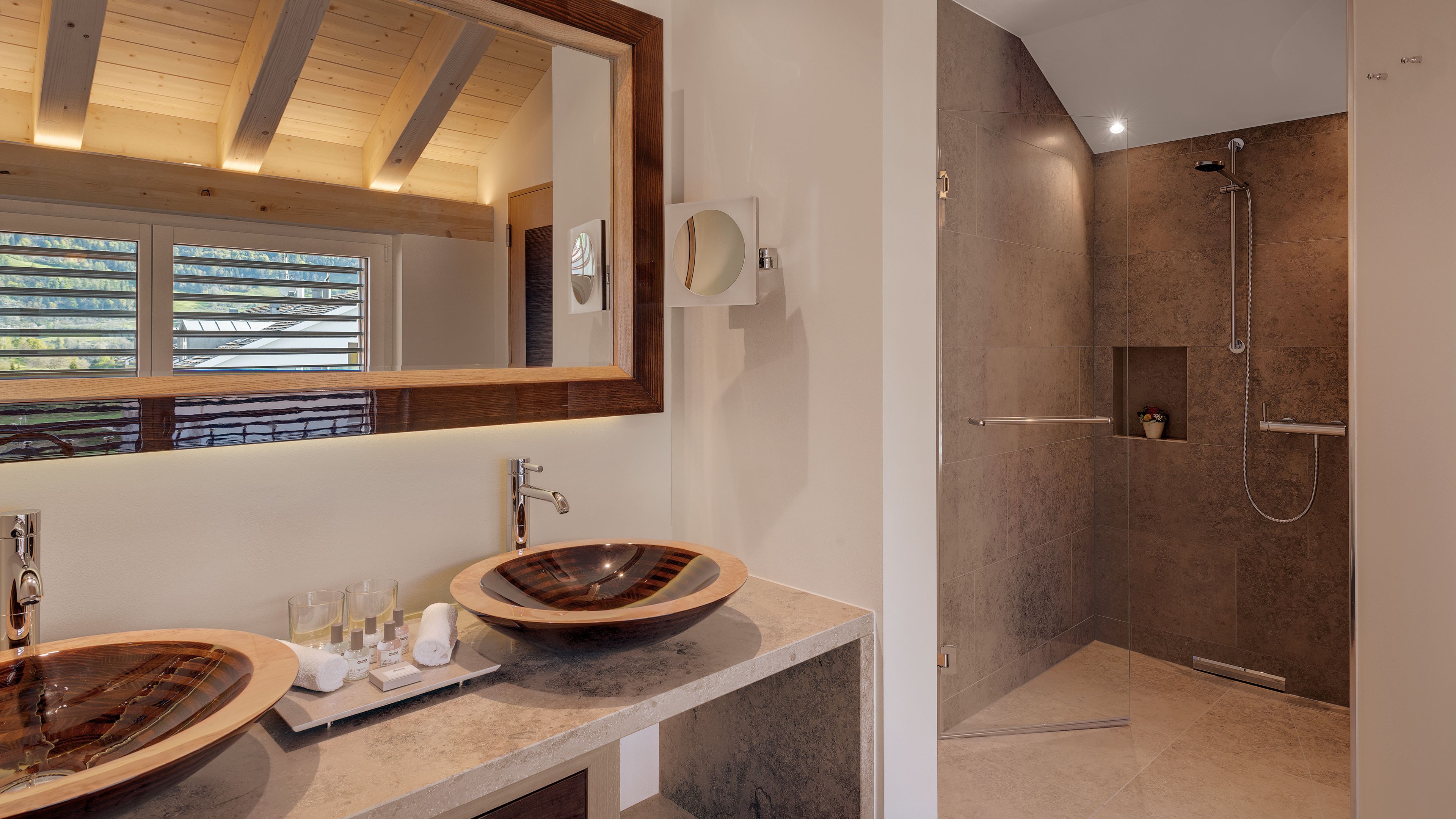 free toiletries, bidet, towels