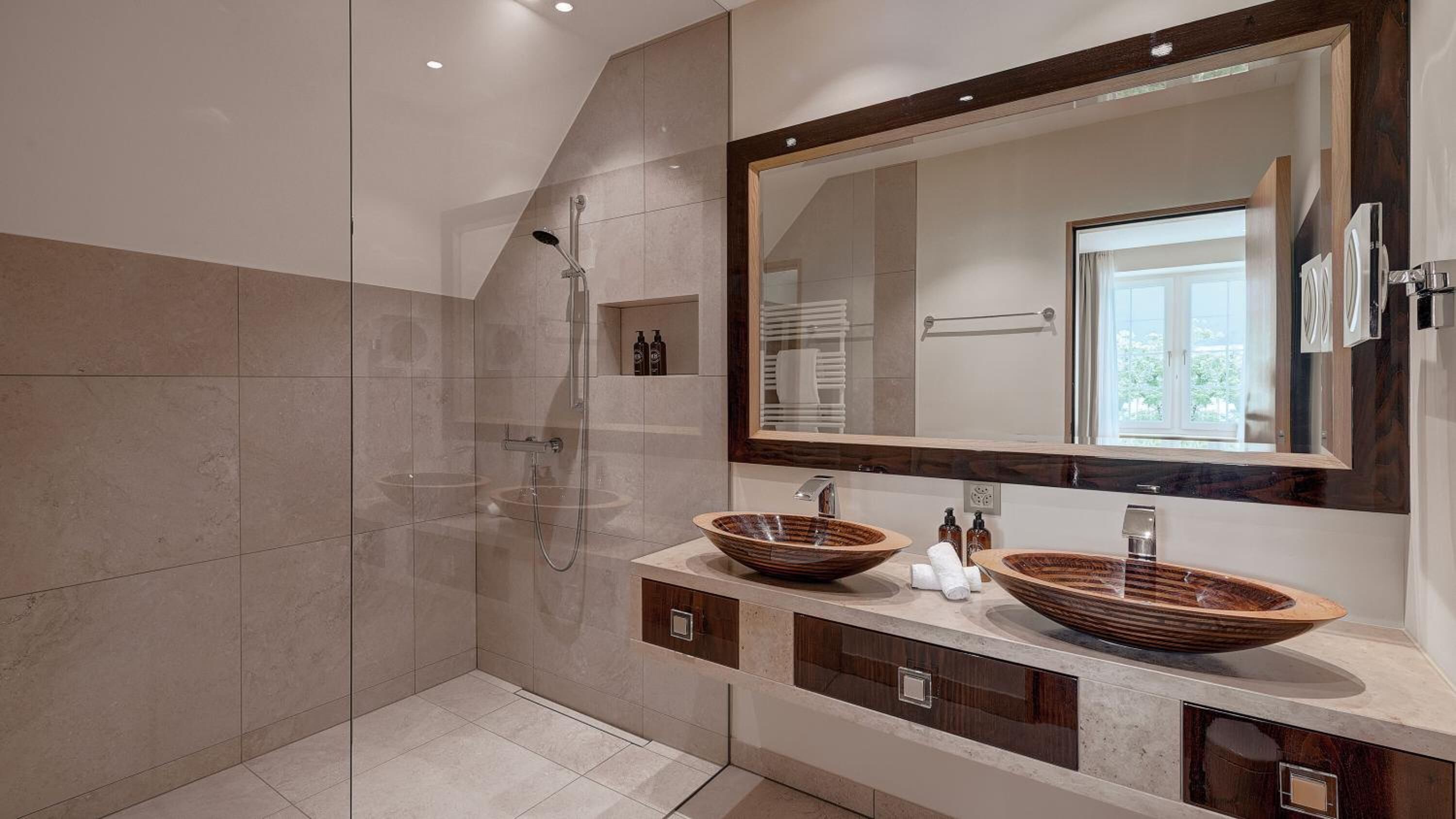 free toiletries, bidet, towels