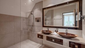 Premium Apartment | Bathroom | Shower, bidet, towels - Hotel Alte Post (Bonaduz)