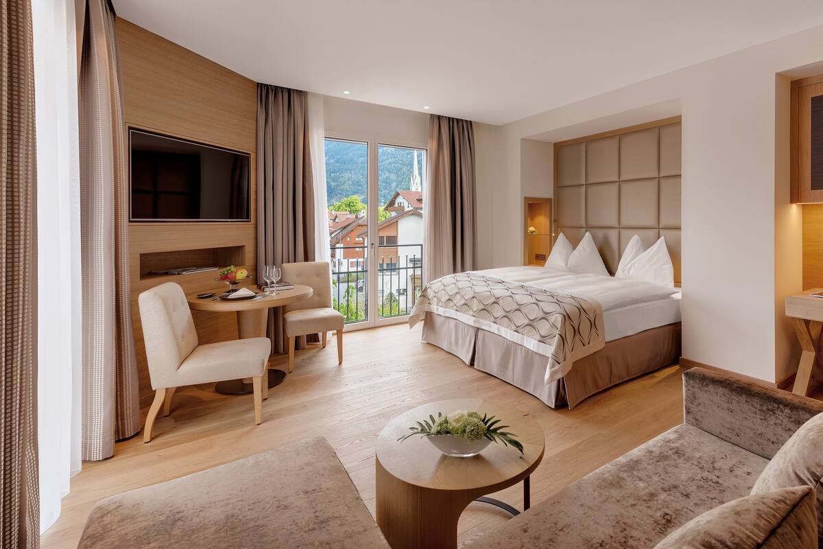 junior suite, accessible, non smoking | premium bedding, in-room safe, desk, soundproofing