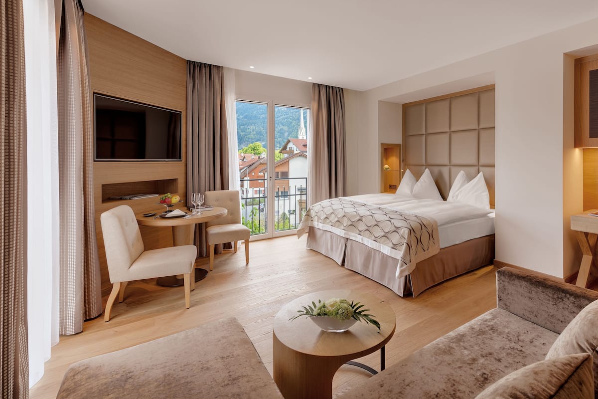 Suíte júnior | Roupas de cama premium, cofres nos quartos, escrivaninha