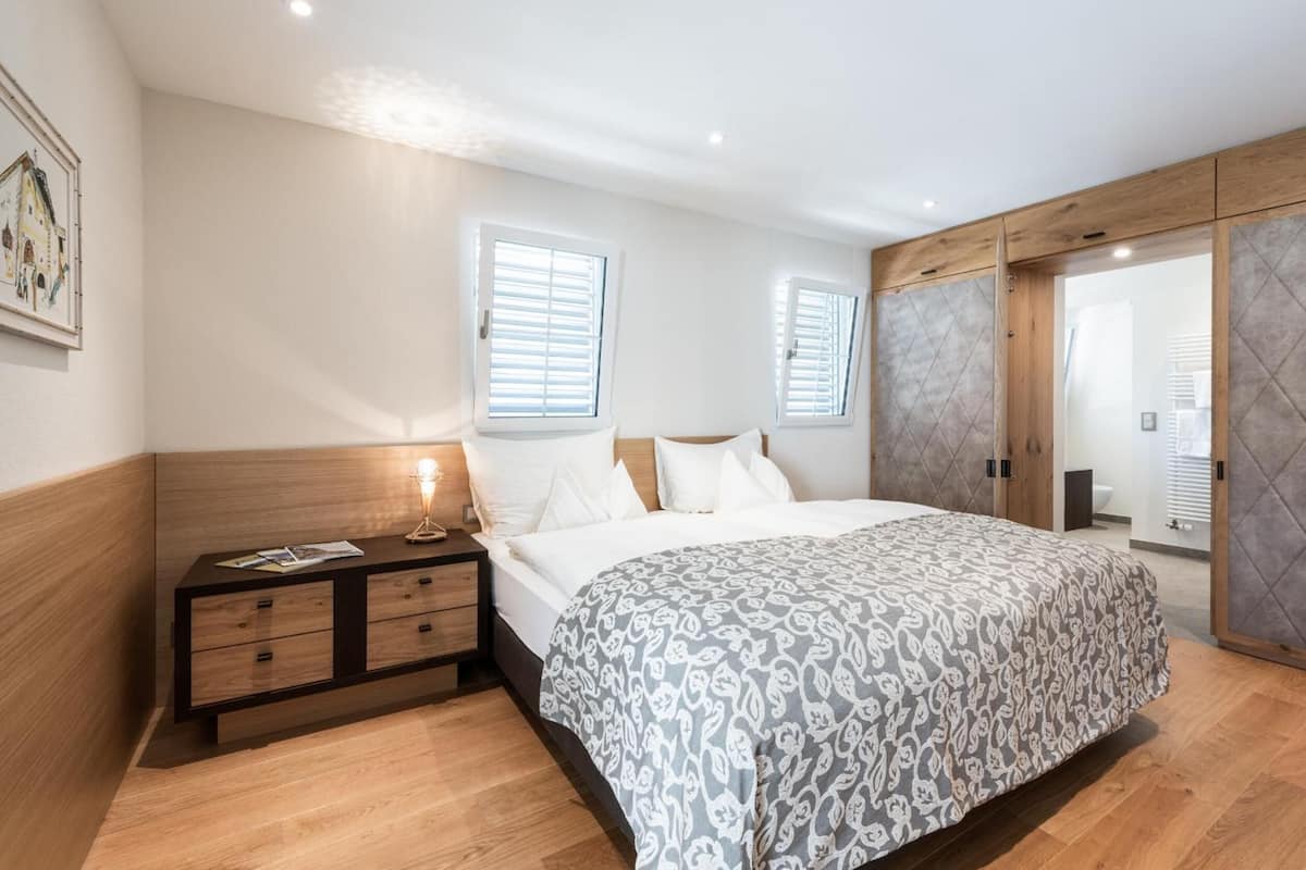 Apartamento família, 2 quartos | Roupas de cama premium, cofres nos quartos, escrivaninha