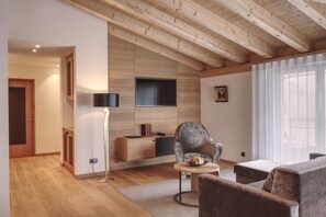 เอ็กซ์คลูซีฟเพนท์เฮาส์, 1 ห้องนอน, พร้อมสิ่งอำนวยความสะดวกสำหรับผู้พิการ, วิวภูเขา | บริเวณนั่งเล่น | ทีวีจอแอลซีดี