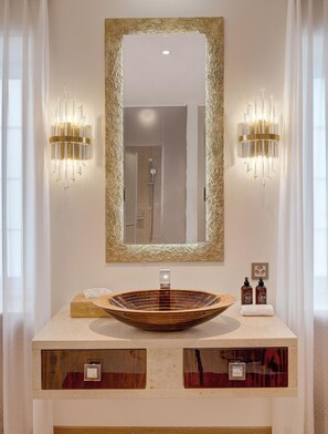 Luxury Apartment | Bathroom | Shower, bidet, towels - Hotel Alte Post (Bonaduz)