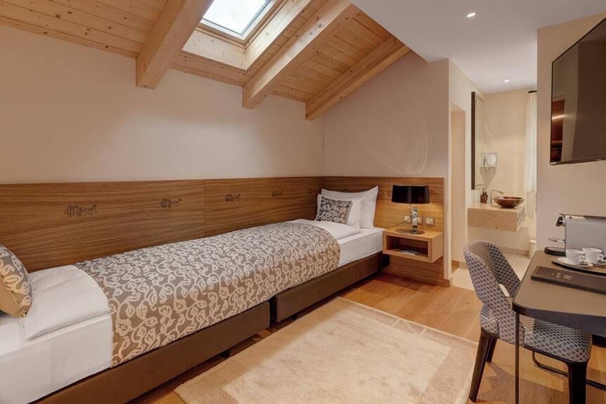 Quarto superior | Roupas de cama premium, cofres nos quartos, escrivaninha