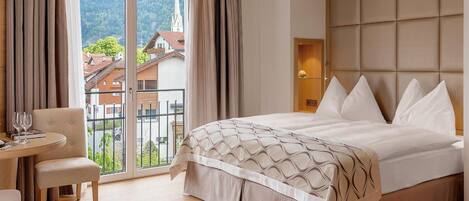 Deluxe Tek Büyük Yataklı Oda | Kaliteli yatak takımı, odada kasa, masa, ses yalıtımı