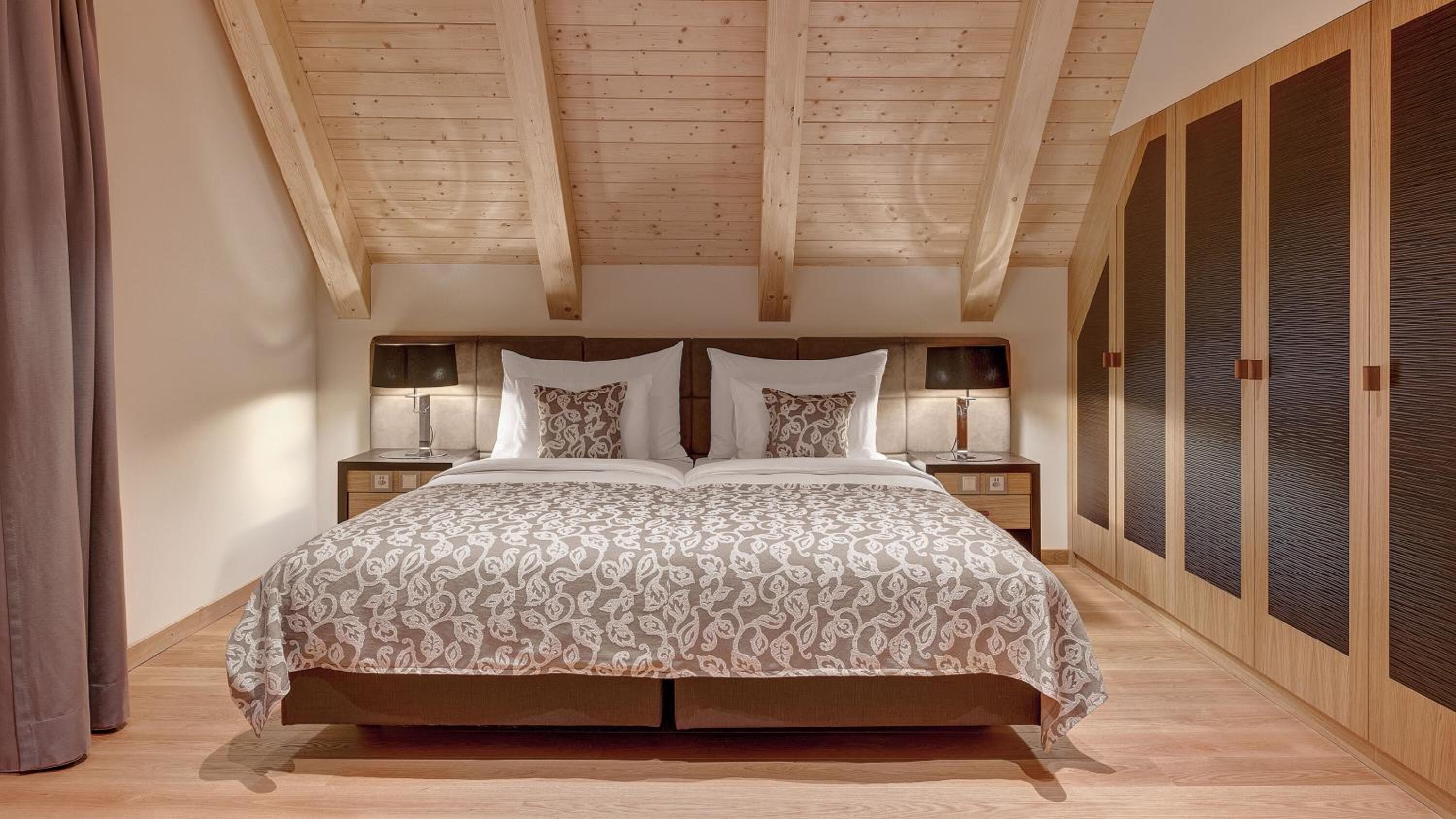 premium bedding, in-room safe, desk, soundproofing