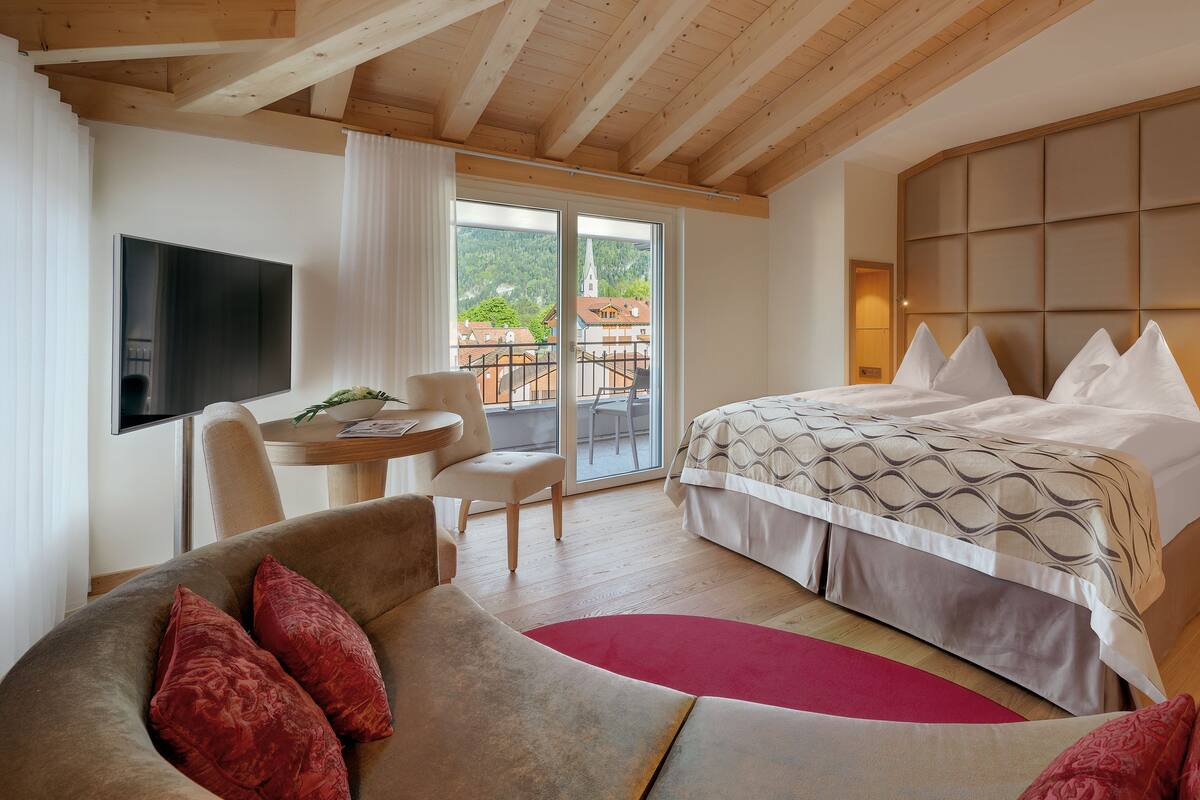 junior suite, accessible, non smoking | premium bedding, in-room safe, desk, soundproofing