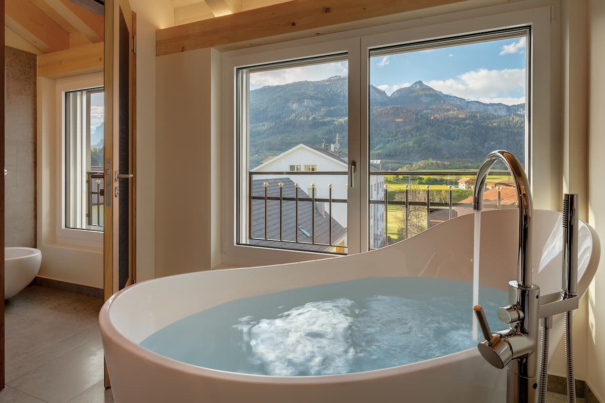 junior suite, accessible, non smoking | bathroom | free toiletries, bidet, towels