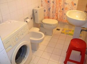 Standard Apartment, 2 Bedrooms, Garden View | Bathroom