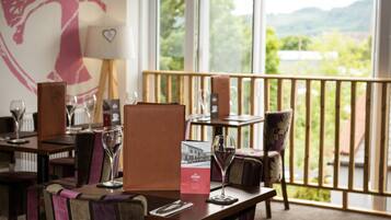 Se sirven desayunos, almuerzos, cenas y cocina local