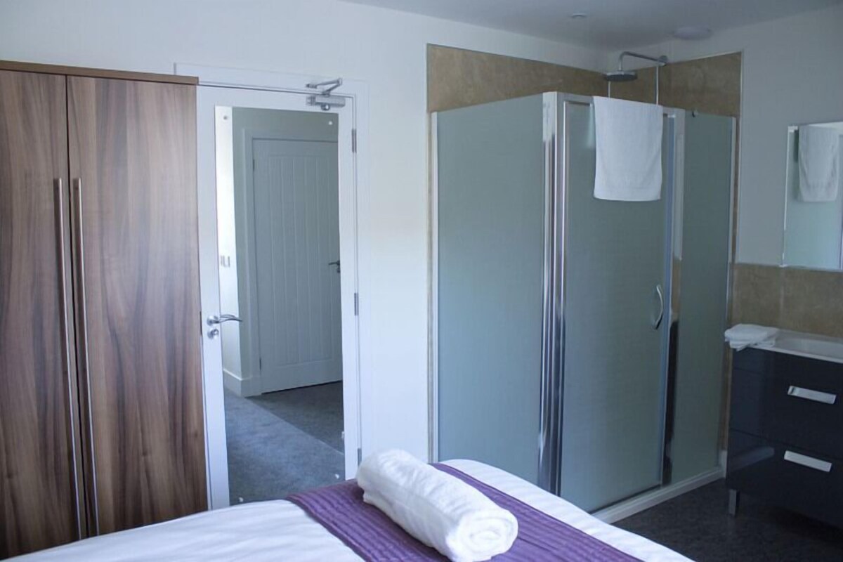 Premium bedding, desk, iron/ironing board, WiFi (free)