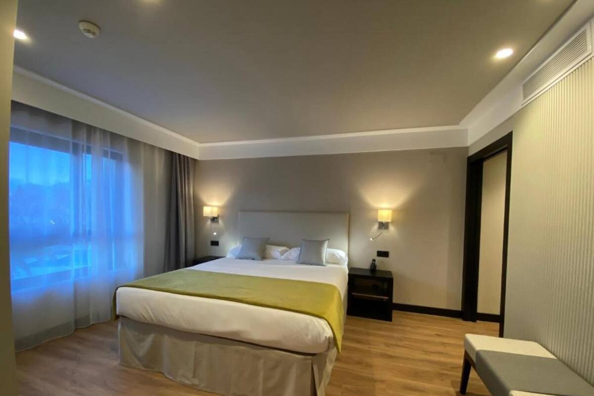 Edredón, camas con efecto memoria y minibar