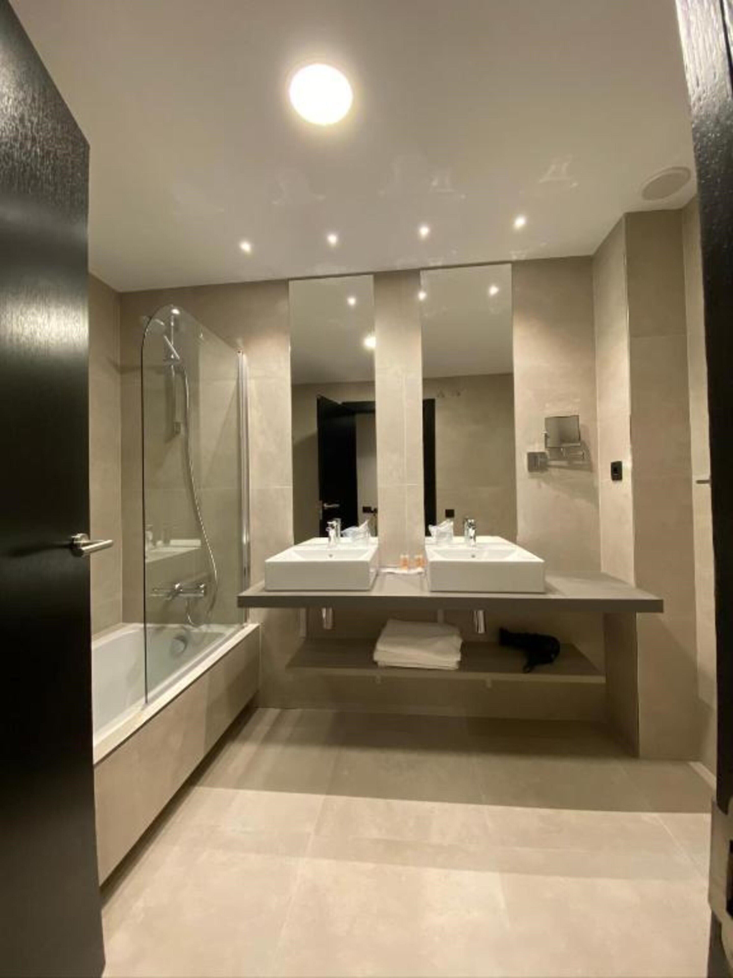 superior room | bathroom | free toiletries, hair dryer, towels