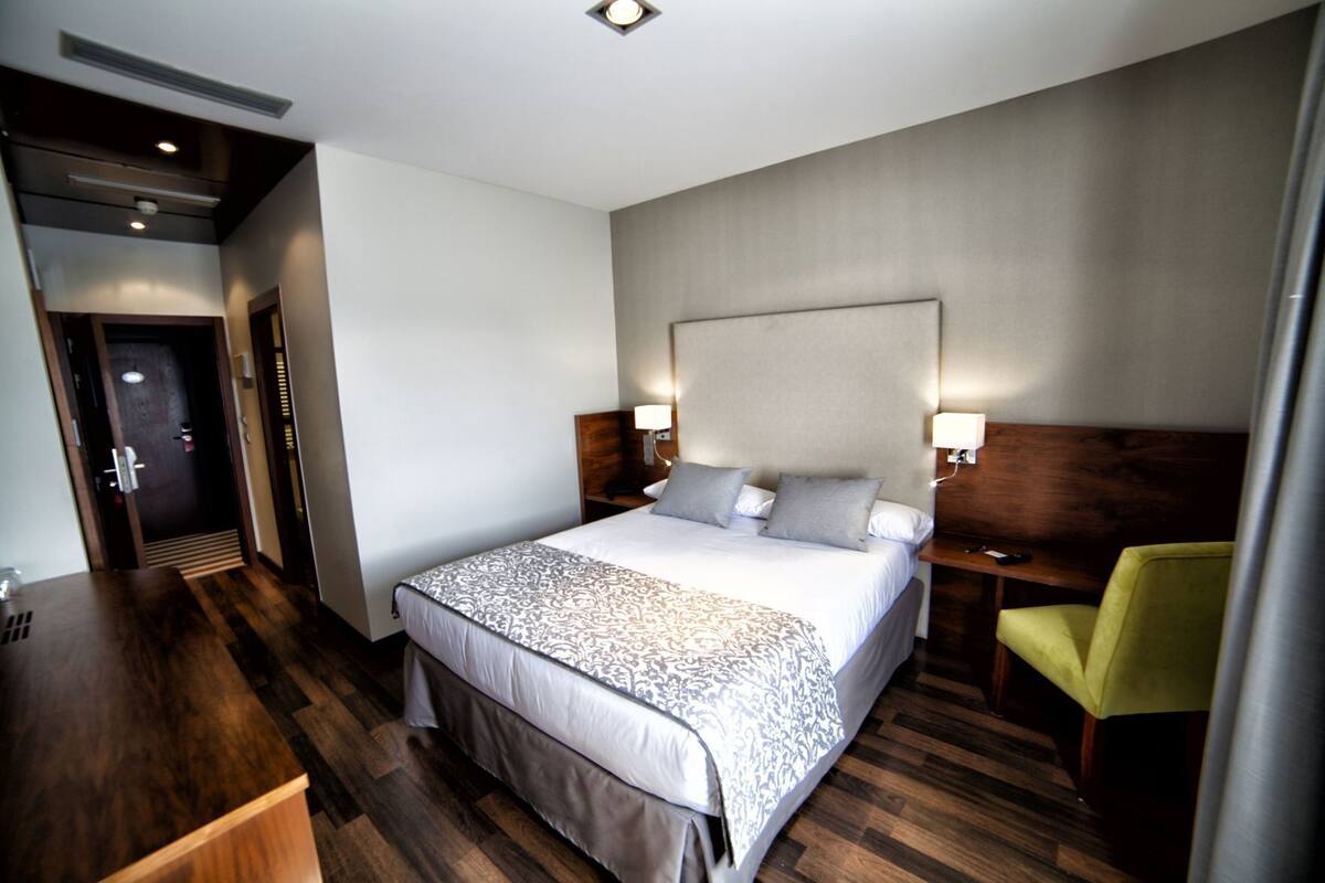 Edredón, camas con efecto memoria y minibar