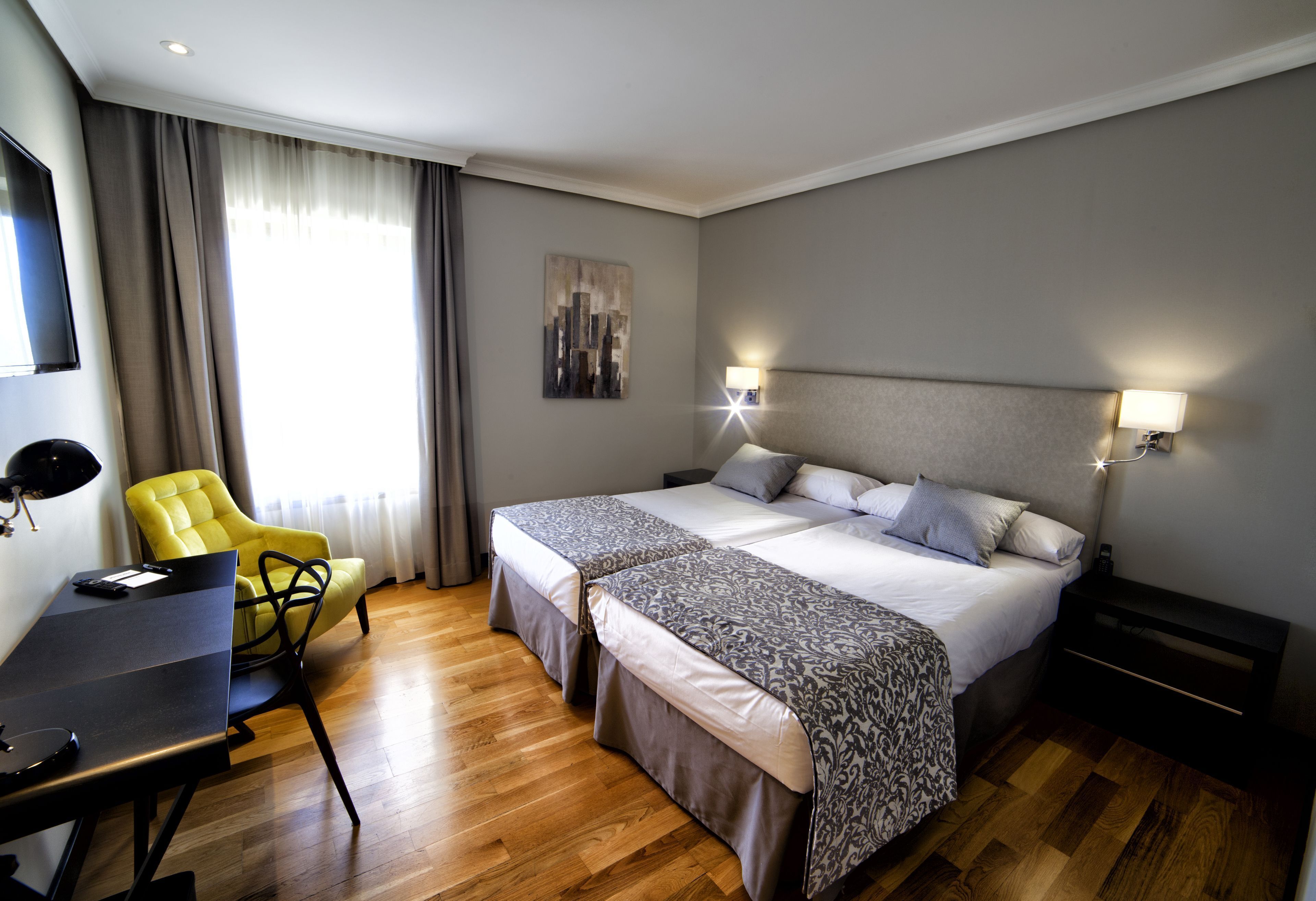 Edredón, camas con efecto memoria y minibar 