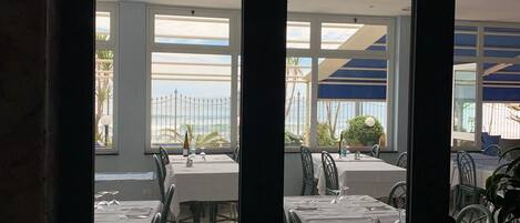 Déjeuner et dîner servis sur place