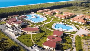 A resort with multiple swimming pools, guest villas, and a view of the sea. - Falkensteiner Club Funimation Garden Calabria (Curinga)