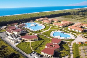 A resort with multiple swimming pools, guest villas, and a view of the sea. - Falkensteiner Club Funimation Garden Calabria (Curinga)