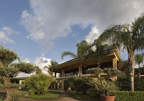 المنطقة المحيطة بالمنشأة