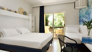 Habitación de hotel con dos camas, un escritorio, una silla, un balcón con vistas a la vegetación y un cuadro en la pared.