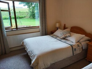 Premium bedding, individually decorated, individually furnished - Valley Lodge (Kilcoman)