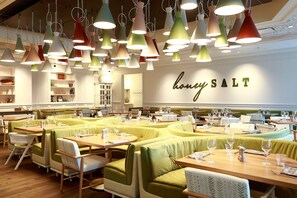 2 restaurantes; se sirven desayunos, almuerzos, cenas y brunches
