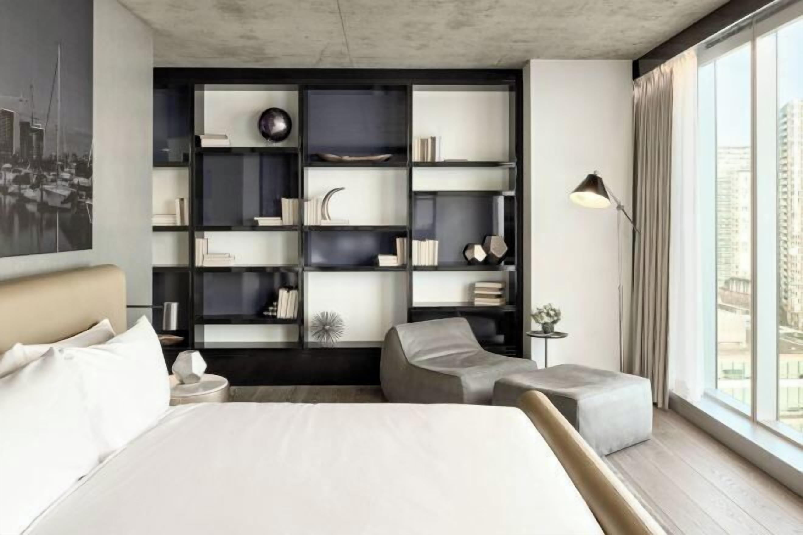 防敏寢具、房內夾萬、書桌、手提電腦工作空間