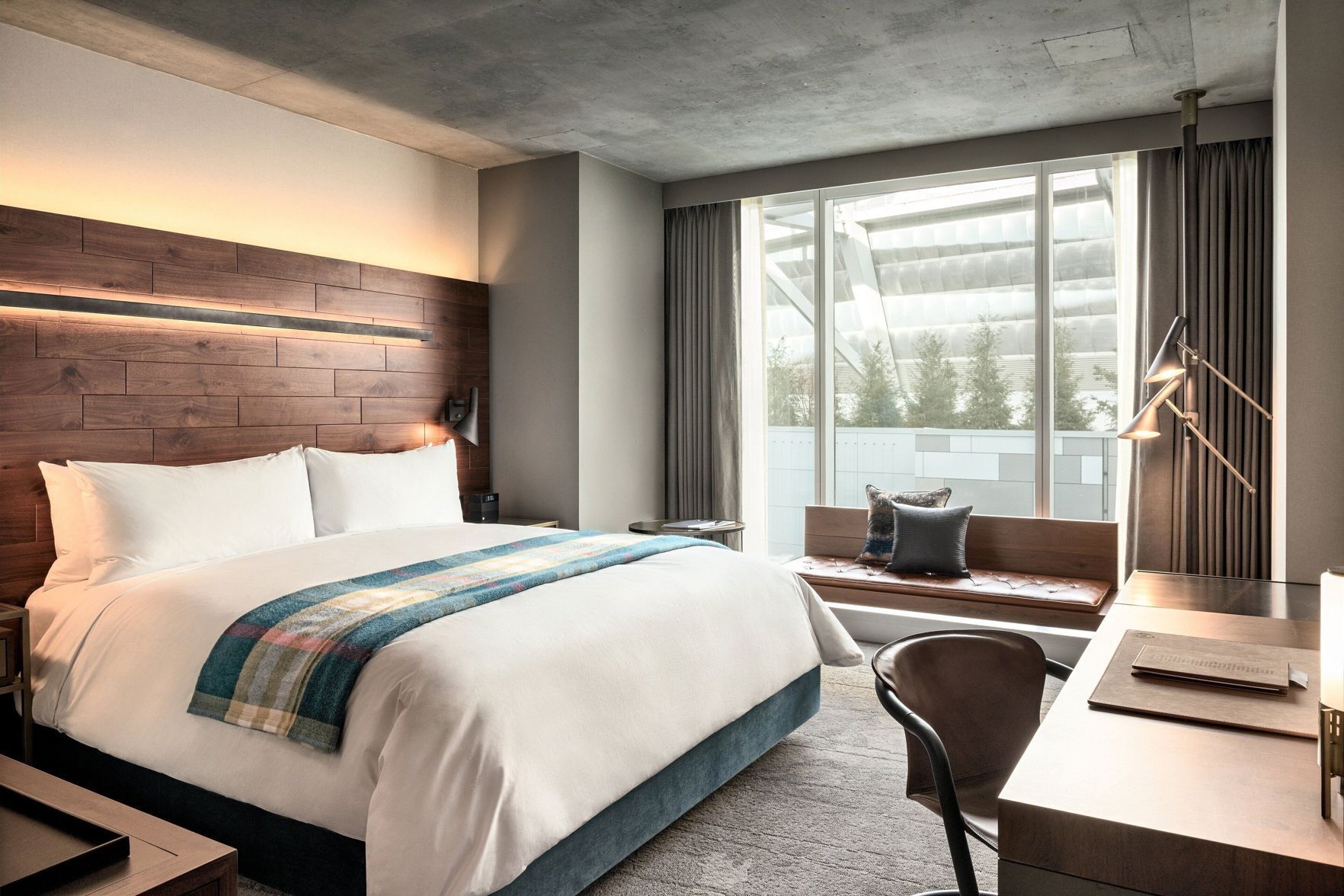 防过敏的被褥、客房内保险箱、办公桌、笔记本电脑工作区