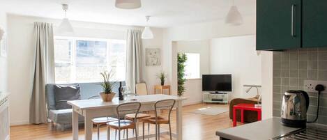 Appartement, 2 chambres | Coin séjour | Télévision LCD de 32 pouces avec chaînes thématiques, télévision