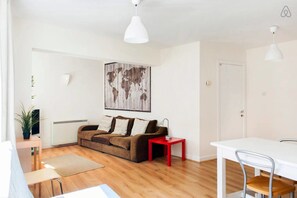 Apartamento, 2 habitaciones | Sala de estar | Televisión LCD de 32 pulgadas con canales premium, una televisión