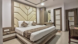 Quarto moderno com uma cama grande, um ventilador de teto, mesa de cabeceira e guarda-roupa.