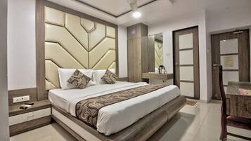 Executive Double Room, City View | Deep-soaking bathtub
