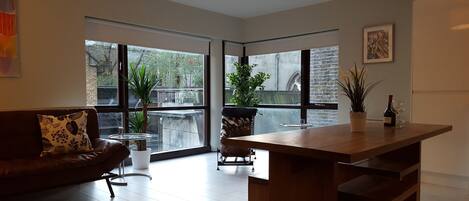 Appartement, 2 chambres | Salle de séjour | Télévision LCD