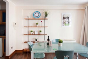 Appartement, 2 chambres | Repas dans la chambre