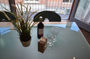 Appartement, 2 chambres | Repas dans la chambre